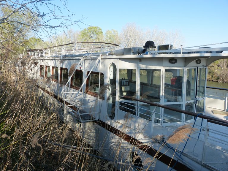 Large 3 bed houseboat in Provence