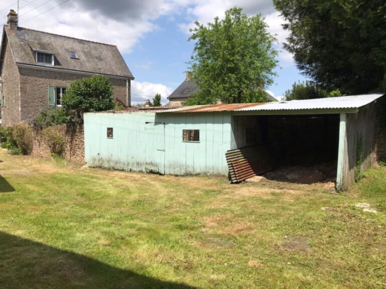 Stone property near a village in the Mayenne