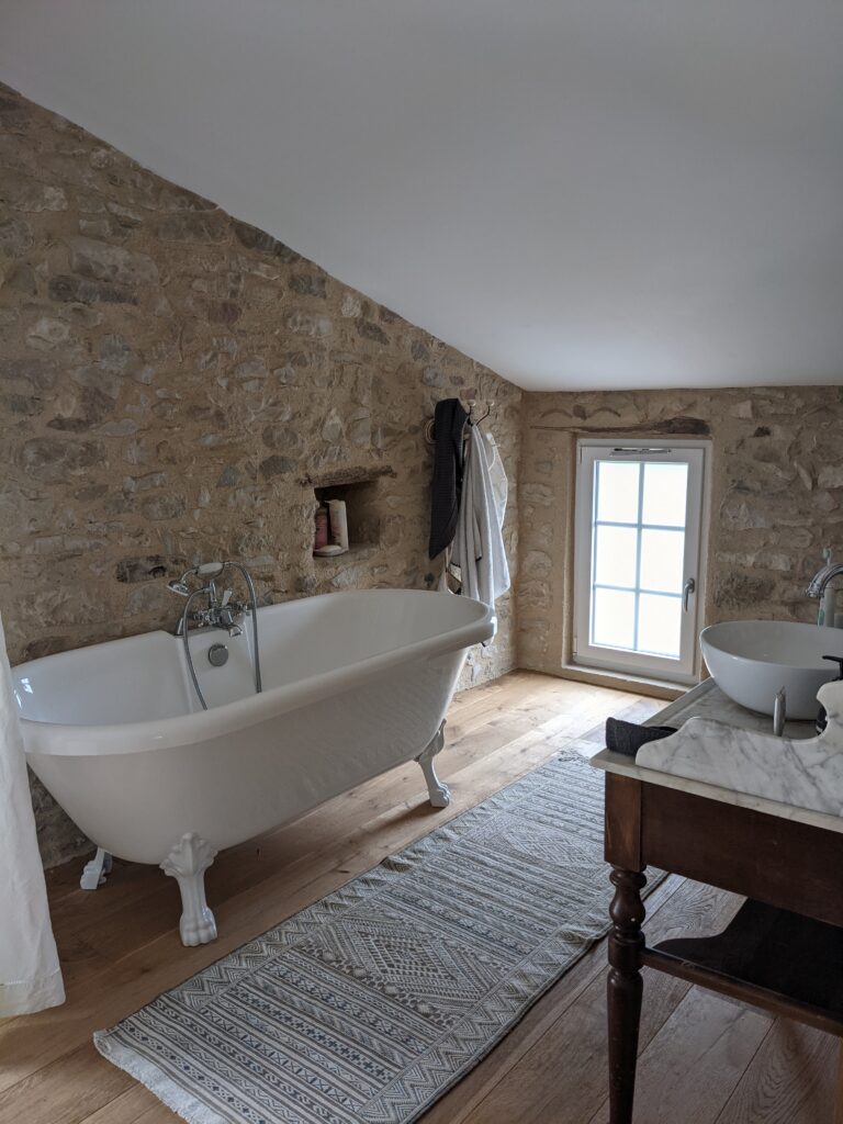 27salle de bain chambre parentale Stone property in Luberon