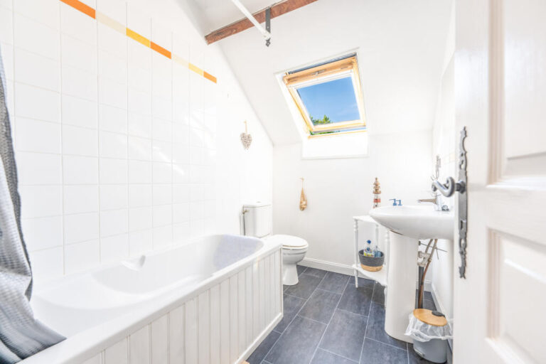 Bathroom1 1 House with gite