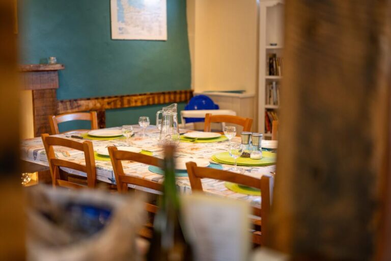 Detail Dining Shot House with gite