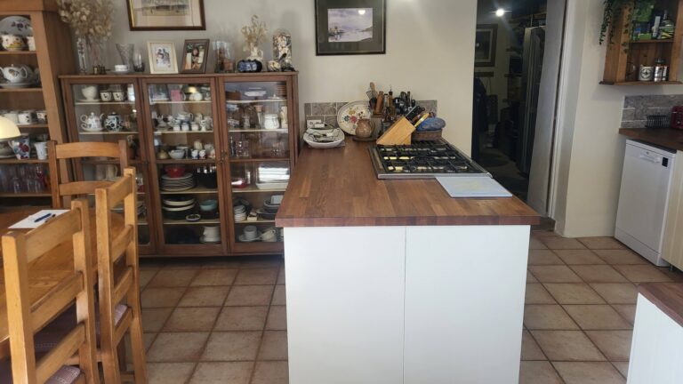 659394356 10241195026003656 1520717579758439457 n Detached house with substantial outbuilding