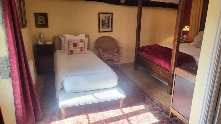 659829674 10241194998802976 6202999961835519150 n Detached house with substantial outbuilding