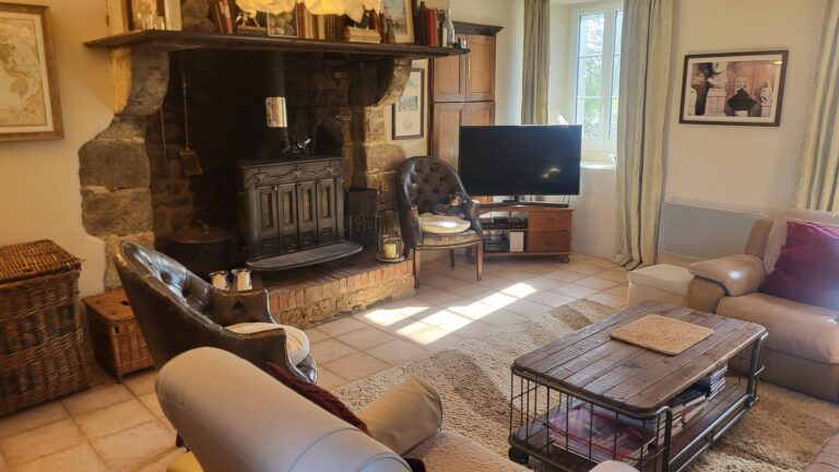 661182103 10241195015963405 3862528546331140073 n Detached house with substantial outbuilding