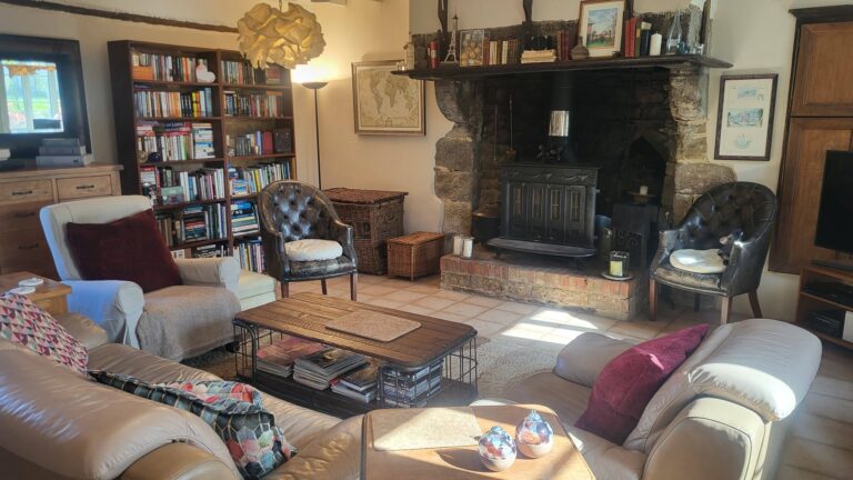 662279887 10241195020803526 6386890532943058641 n Detached house with substantial outbuilding