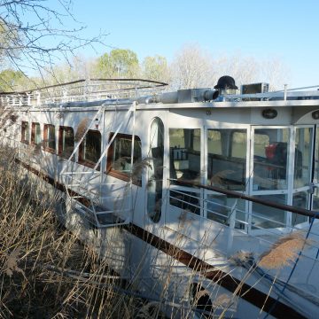 Large 3 deck houseboat in Provence